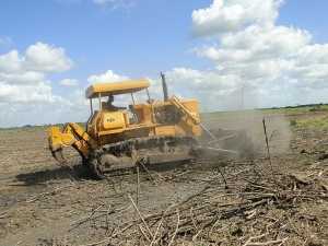 Desarrollan en Villa Clara competencia de preparación de tierras para la siembra de caña